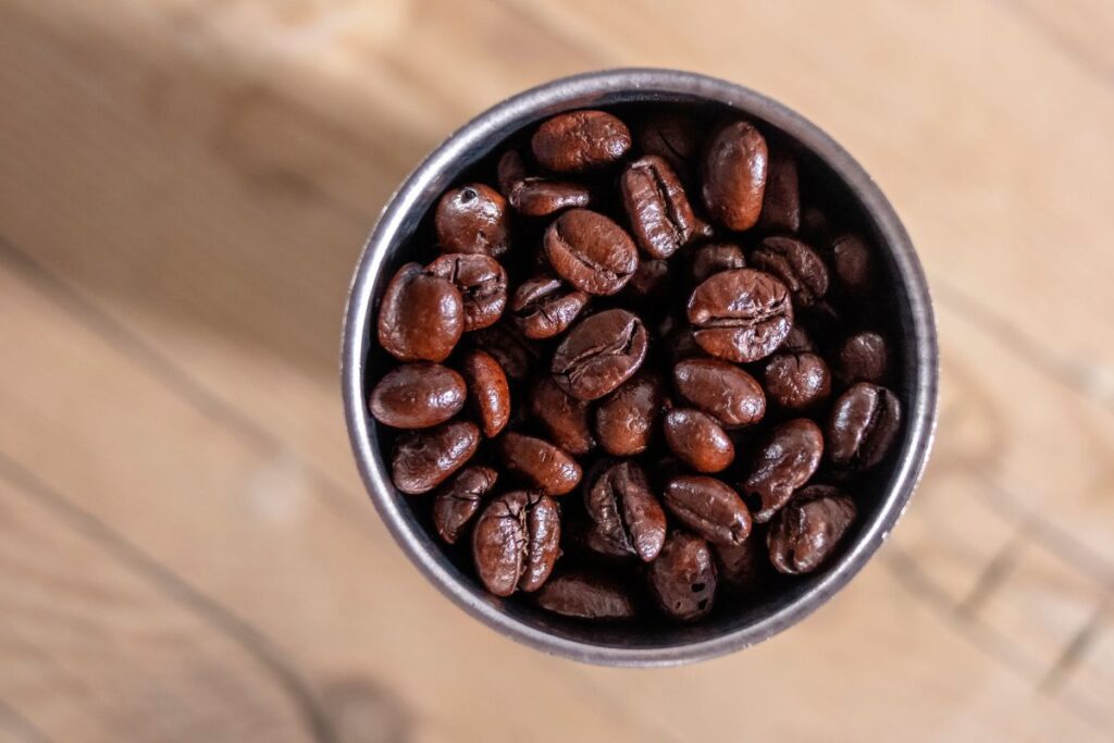 Kavos skrudinimas – kas vyksta pupelėms skrundant?
