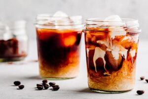 Cold brew - šaltai brandinta kava – ypač lengvai pasigaminama. Kuo ji skiriasi nuo įprastos kavos?