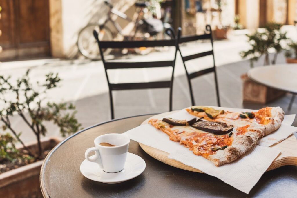 Itališka kava – etiketo įsikūnijimą atspindinti kavos gėrimo kultūra. Ką būtina žinoti važiuojant į Italiją?