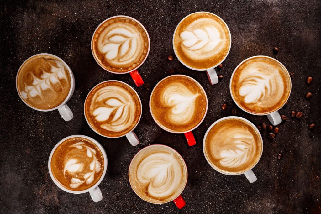 Latte art – kad kava būtų ne tik skani, bet ir graži. Kokios šio meno ištakos ir kaip tai išbandyti savo rankomis?