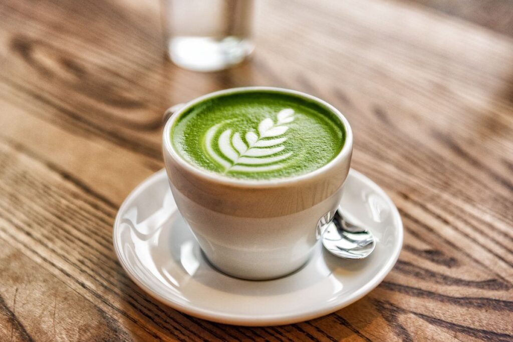 Matcha latte – žalioji sensacija, jungianti kavos ir arbatos „pasaulius“. Kuo patrauklus šis gėrimas?