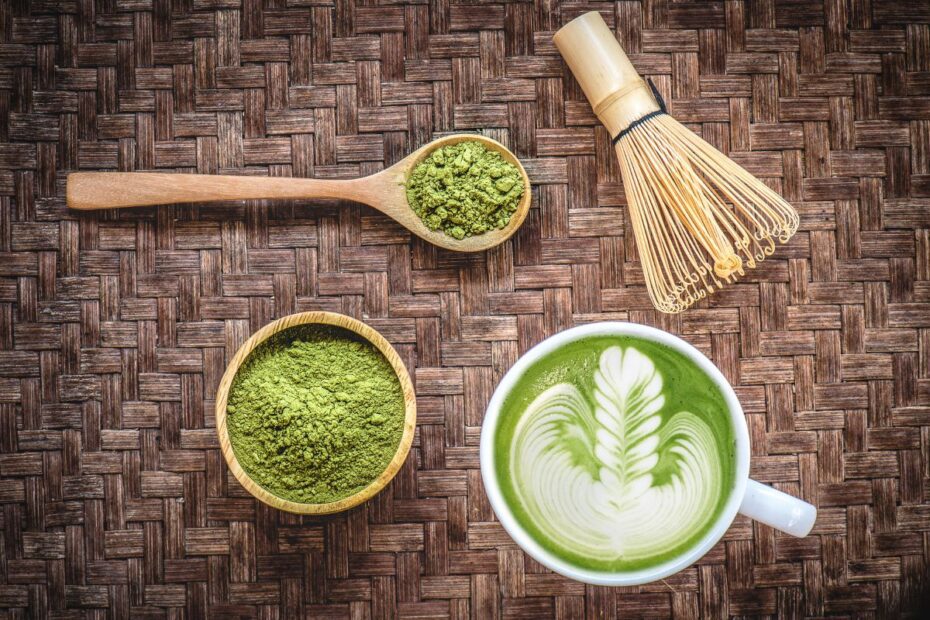 Matcha latte – žalioji sensacija, jungianti kavos ir arbatos „pasaulius“. Kuo patrauklus šis gėrimas?