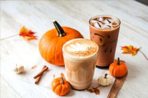 Rudens įkvėpta moliūgų kava arba moliūgų latte: kaip išplito šio gėrimo idėjos ir atgimė tradiciniai receptai
