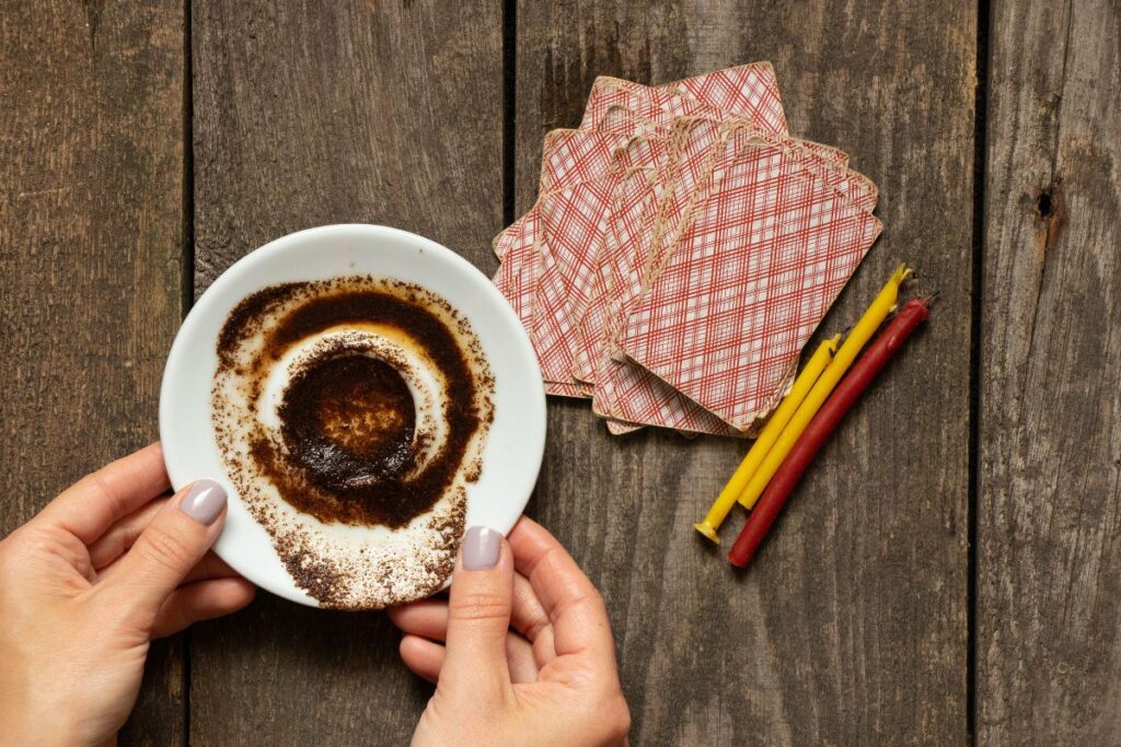 Būrimas iš kavos tirščių – istorinis ir kultūrinis reiškinys, virtęs pramoga