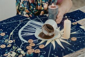 Būrimas iš kavos tirščių – istorinis ir kultūrinis reiškinys, virtęs pramoga