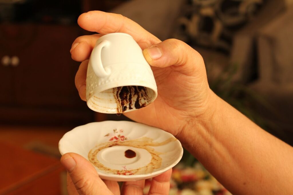 Būrimas iš kavos tirščių – istorinis ir kultūrinis reiškinys, virtęs pramoga