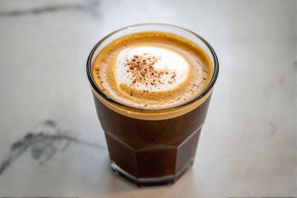 Cortado kava – ryškus, bet subalansuotas skonis iš Ispanijos. Įdomios pasaulinės variacijos ir receptai