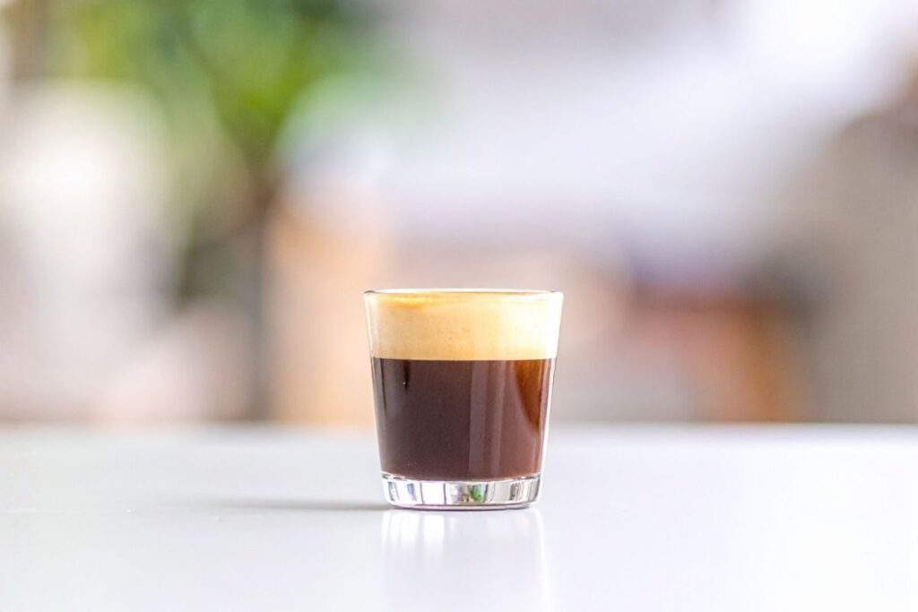 Cortado kava – ryškus, bet subalansuotas skonis iš Ispanijos. Įdomios pasaulinės variacijos ir receptai