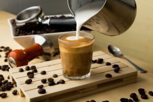 Cortado kava – ryškus, bet subalansuotas skonis iš Ispanijos. Įdomios pasaulinės variacijos ir receptai