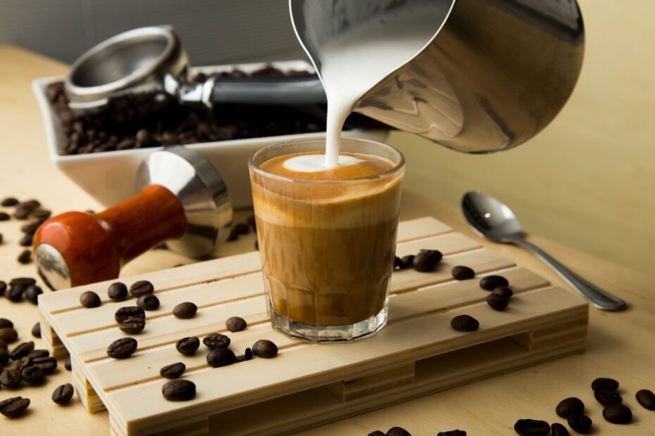 Cortado kava – ryškus, bet subalansuotas skonis iš Ispanijos. Įdomios pasaulinės variacijos ir receptai