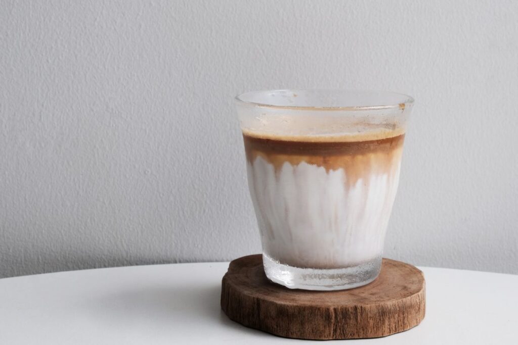 Dirty latte – kava su „prieskoniu“. Kaip ruošiama ir kodėl ji užkariauja kavos gurmanų širdis?