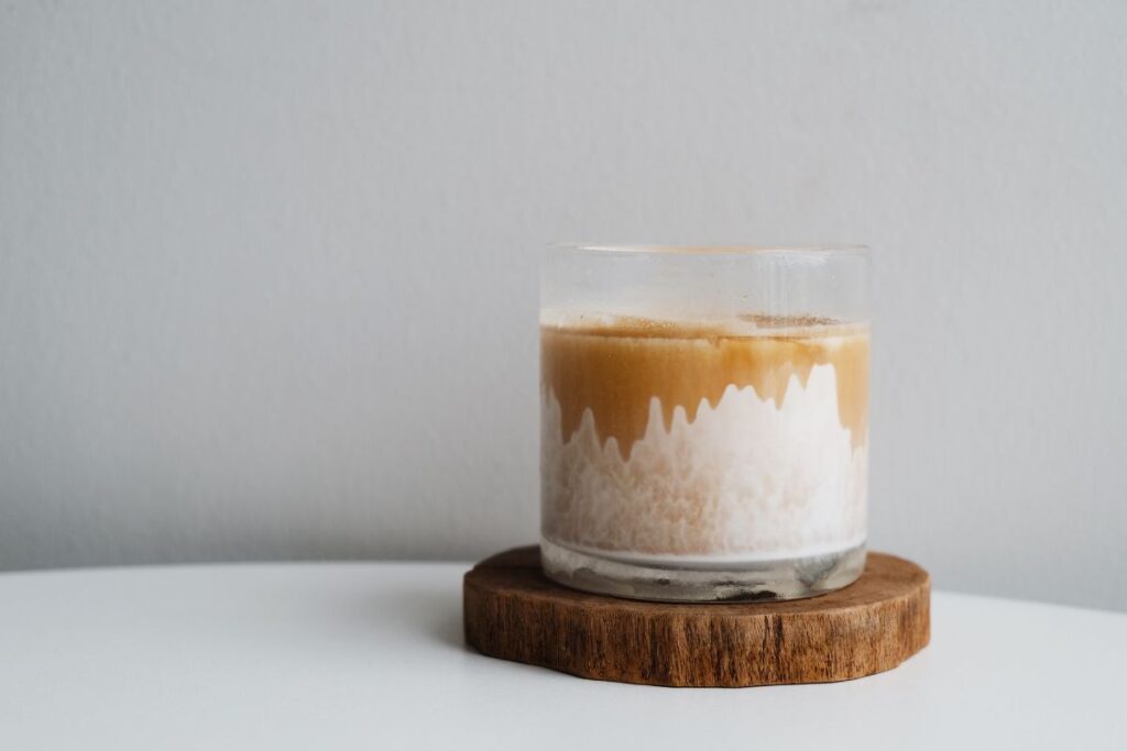 Dirty latte – kava su „prieskoniu“. Kaip ruošiama ir kodėl ji užkariauja kavos gurmanų širdis?