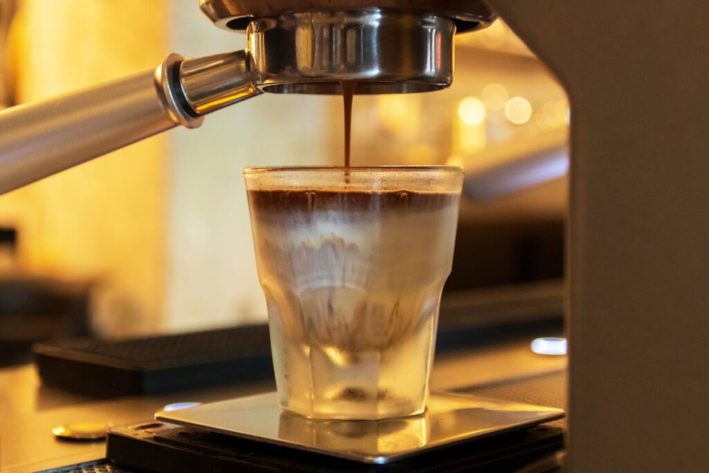 Dirty latte – kava su „prieskoniu“. Kaip ruošiama ir kodėl ji užkariauja kavos gurmanų širdis?