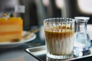 Dirty latte – kava su „prieskoniu“. Kaip ruošiama ir kodėl ji užkariauja kavos gurmanų širdis?