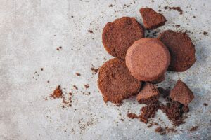 Kavos tirščių panaudojimas – tvarūs ir naudingi sprendimai namams, ūkiui ir grožiui