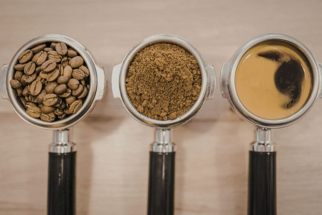 Žalia kava: kuo sveikatai naudingas neskrudintų pupelių gėrimas ir kaip jį paruošti?