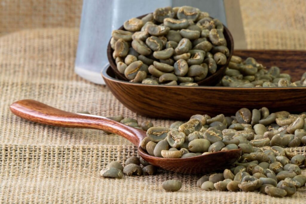 Žalia kava: kuo sveikatai naudingas neskrudintų pupelių gėrimas ir kaip jį paruošti?