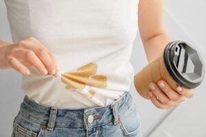 Kaip išvalyti kavos dėmes? Švelnios ir situaciją gelbstinčios priemonės viešumoje ir namuose